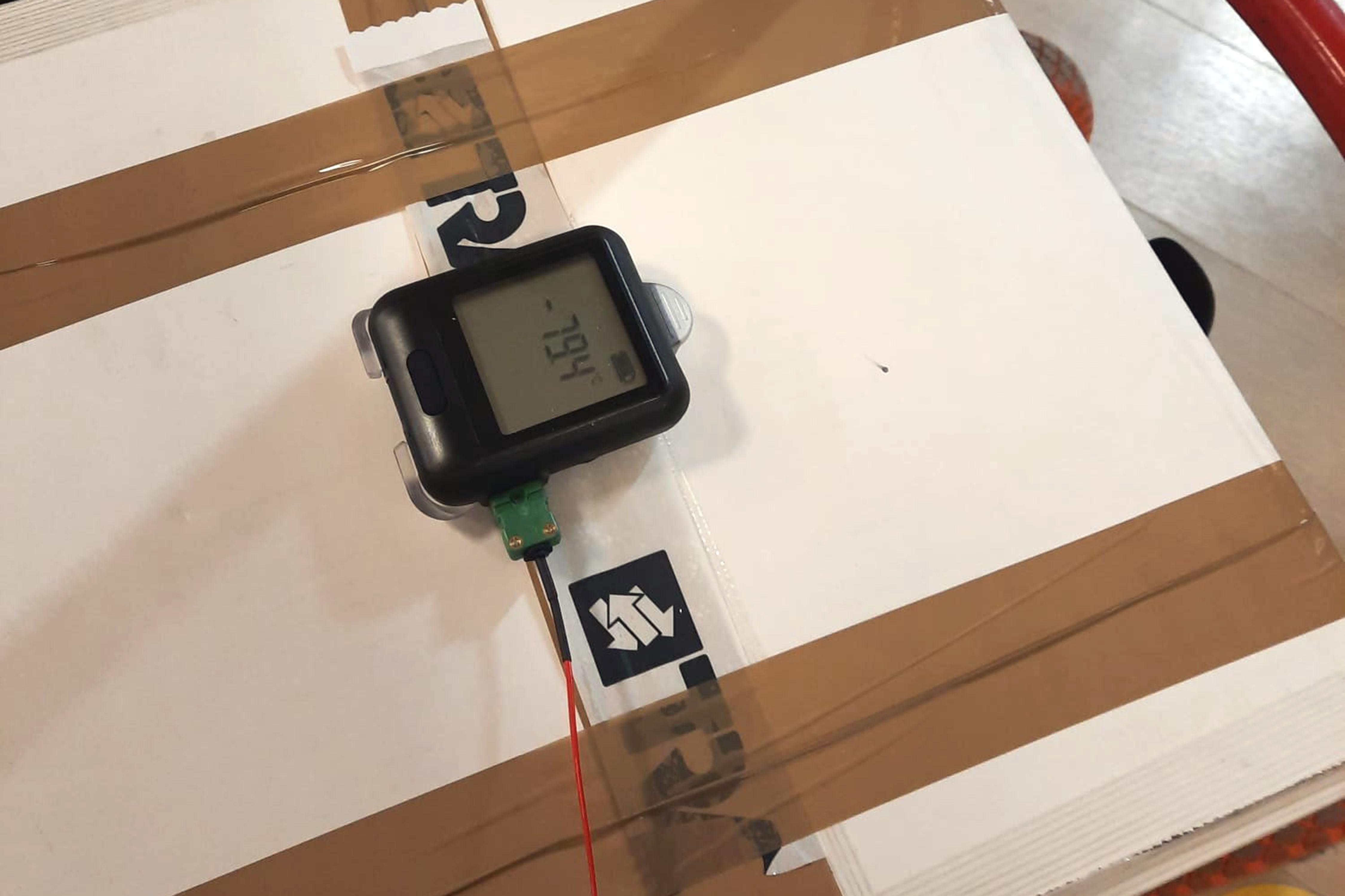 Il termometro che tiene monitorta la temperatura del frigo che contiene il vaccino anti covid