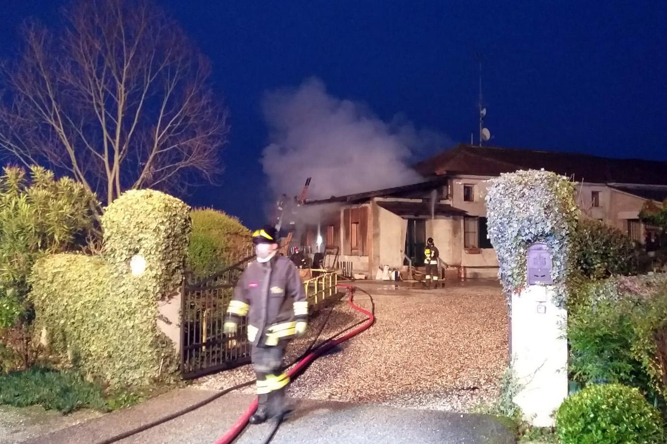 Casa a fuoco all'alba: allarme a Berra