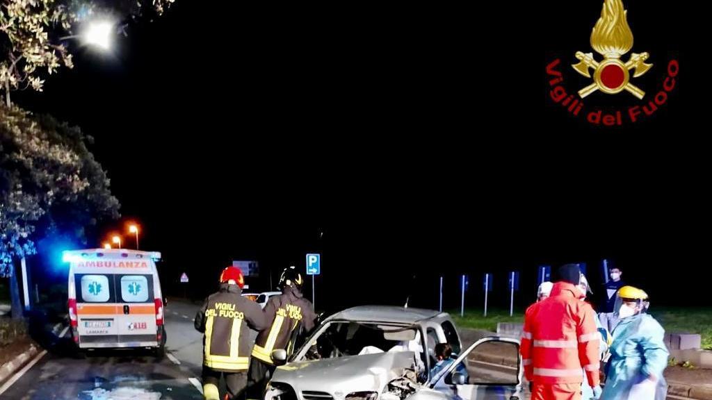 L'intervento dei vigili del fuoco e del 118 nell'incidente in viale Poetto (foto Mario Rosas)