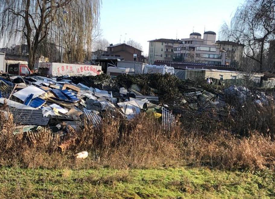 Reggio Emilia, vergogna alla Roncina: discarica a cielo aperto sull’argine del Modolena 