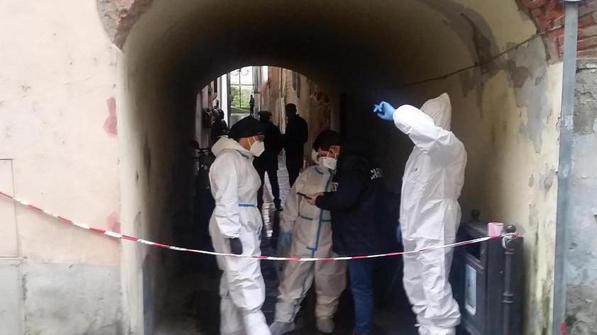 Trovati morti dopo un mese e mezzo: la madre uccisa dal cancro, i figli suicidi