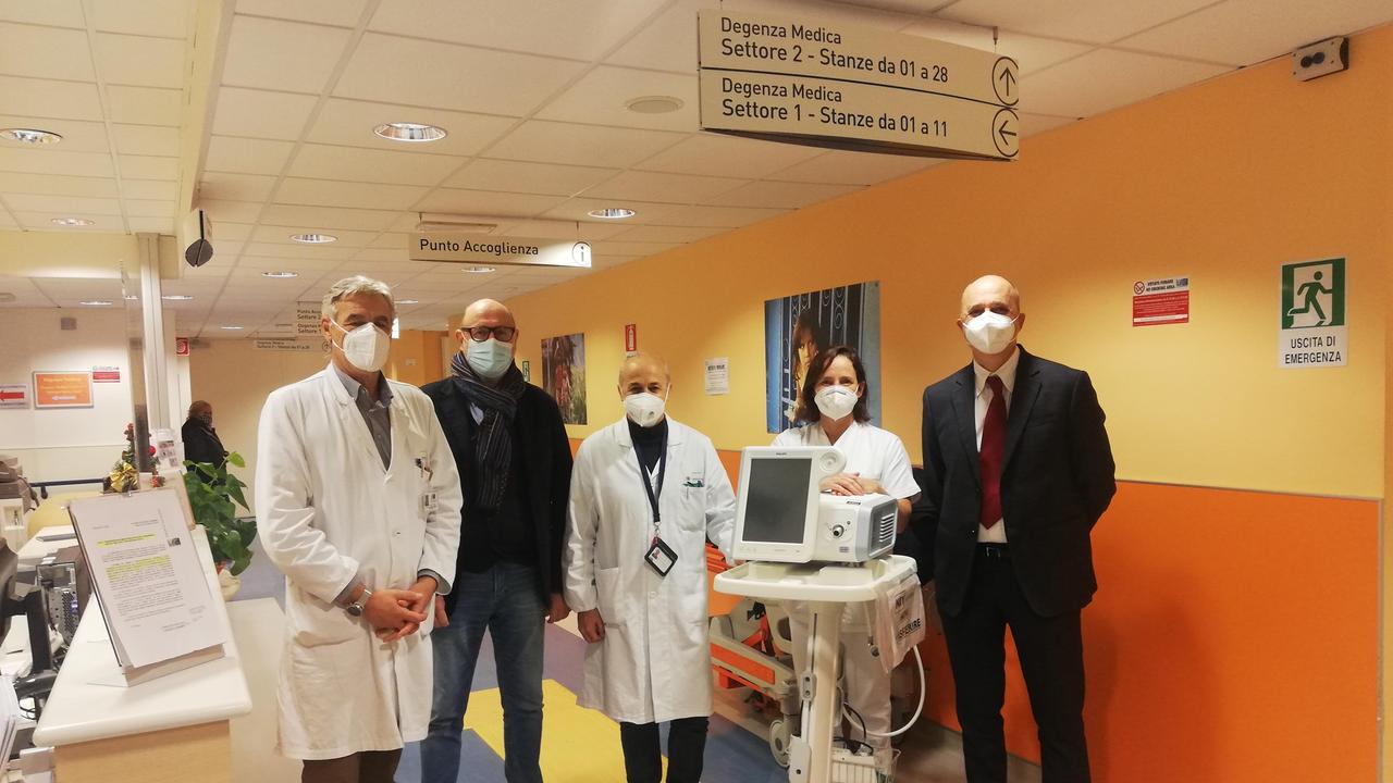 La consegna delle apparecchiature donate all'ospedale