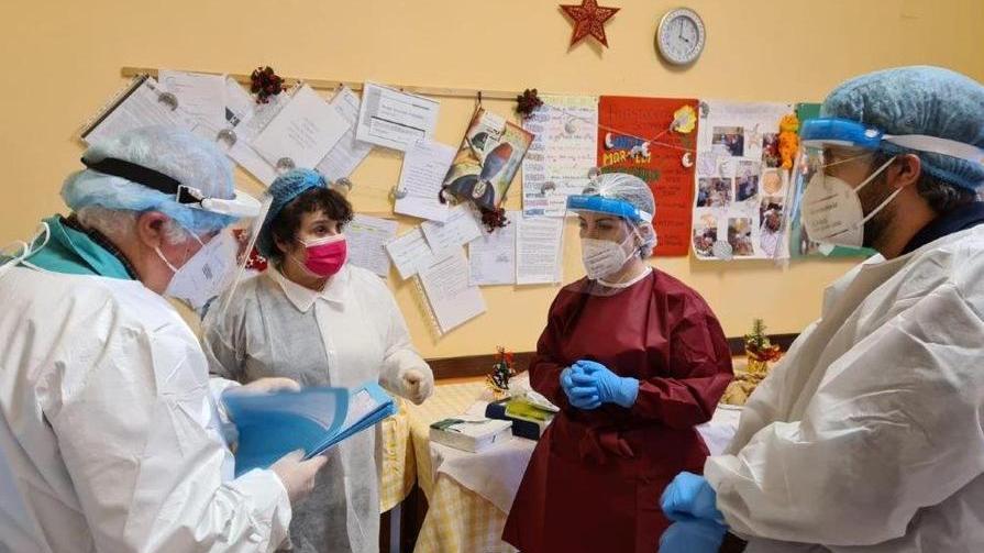 Un’iniezione di speranza: Luisa prima anziana vaccinata a Grosseto