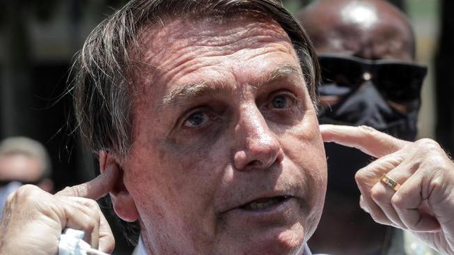 Covid: Bolsonaro sfida il lockdown e va in spiaggia a San Paolo 