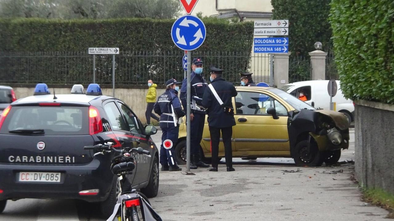 L'auto finita contro il muro e l'intervento dei carabinieri e della polizia municipale (Foto Gori)