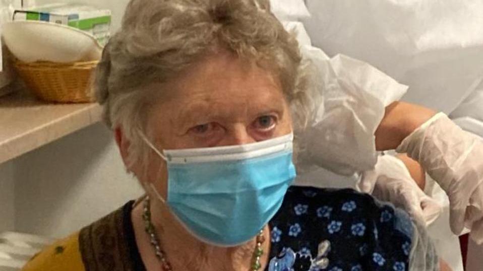 Vaccinati i primi ospiti delle Rsa «Posso abbracciare i miei figli?»