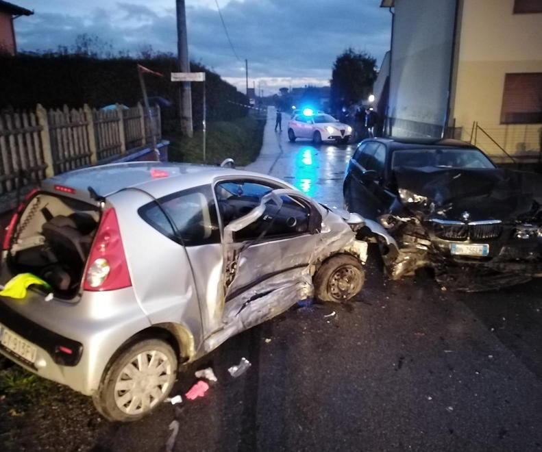 Gravissimo diciottenne nello schianto tra auto vicino a un incrocio a Badia Pozzeveri 