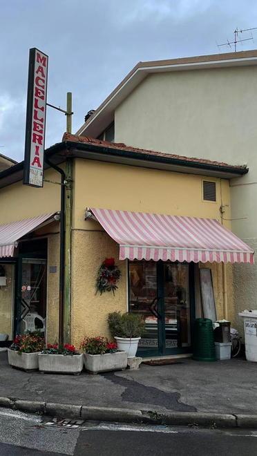 In macelleria si fondono palato e cultura con la biblioteca fai da te