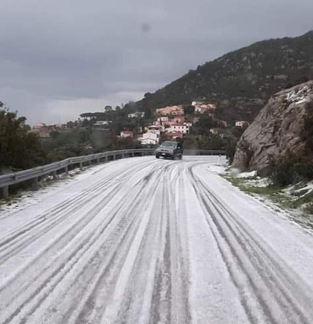 Eccezionale grandinata e strade imbiancate
