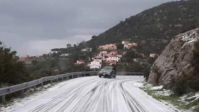 Eccezionale grandinata e strade imbiancate