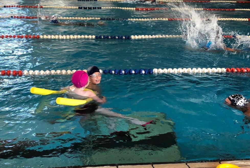 Promesse, ma niente piscina per due bambini disabili 