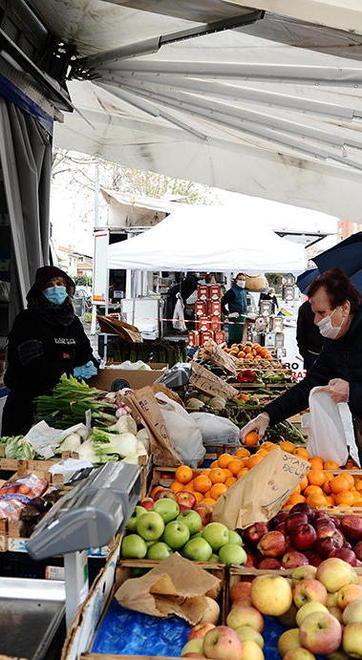 Al mercato del 5 gennaio solo banchi alimentari