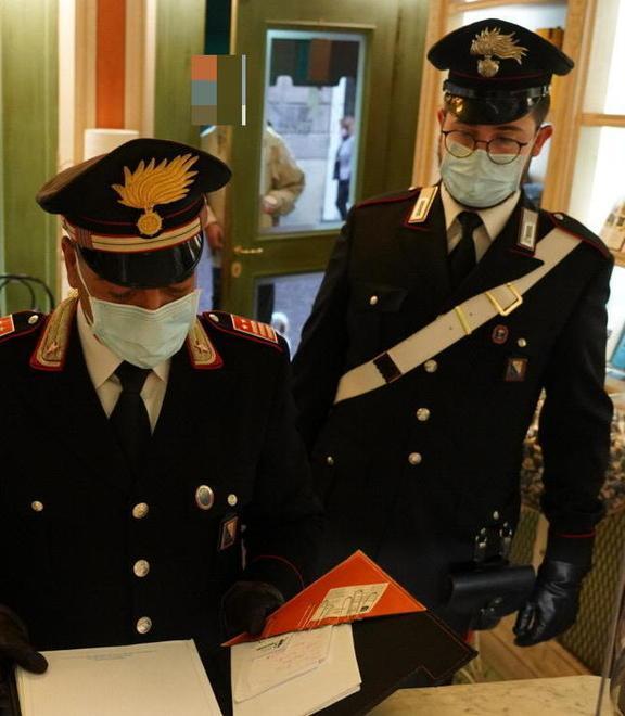 Caffè al bancone e 15 avventori chiuso un bar, sanzioni per i clienti