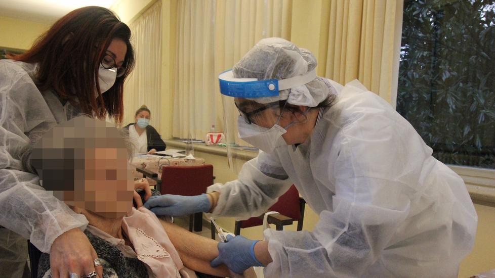 Primi dodici anziani vaccinati nella casa di riposo S. Caterina 