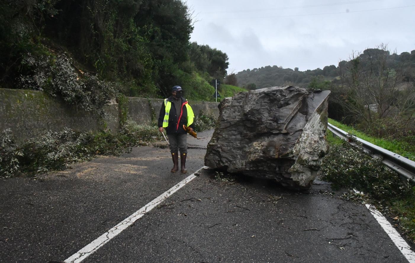 Masso crollato dal costone, la strada resta chiusa 