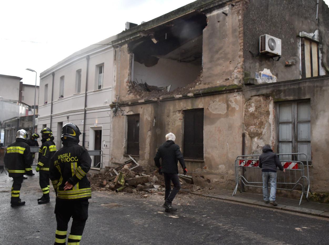 Crollano le facciate di due antiche case in “ladiri” 