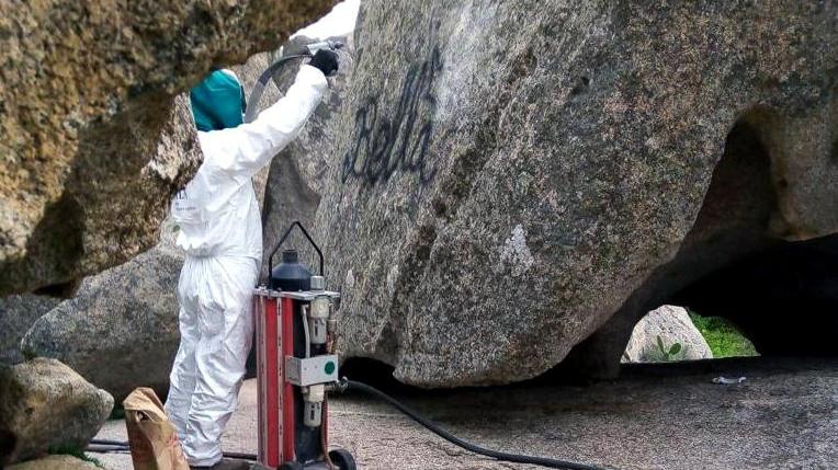 Sfregiati i monumenti naturali i vandali usano bombolette spray