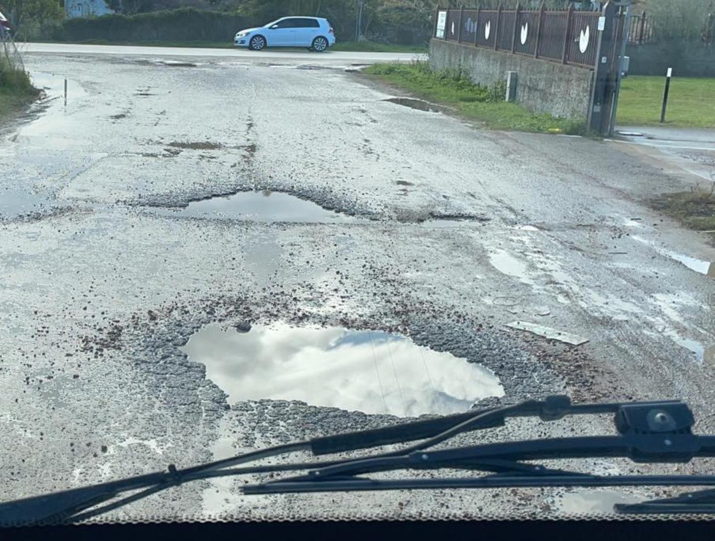 Via Monte Attu: odissea buche protestano gli automobilisti