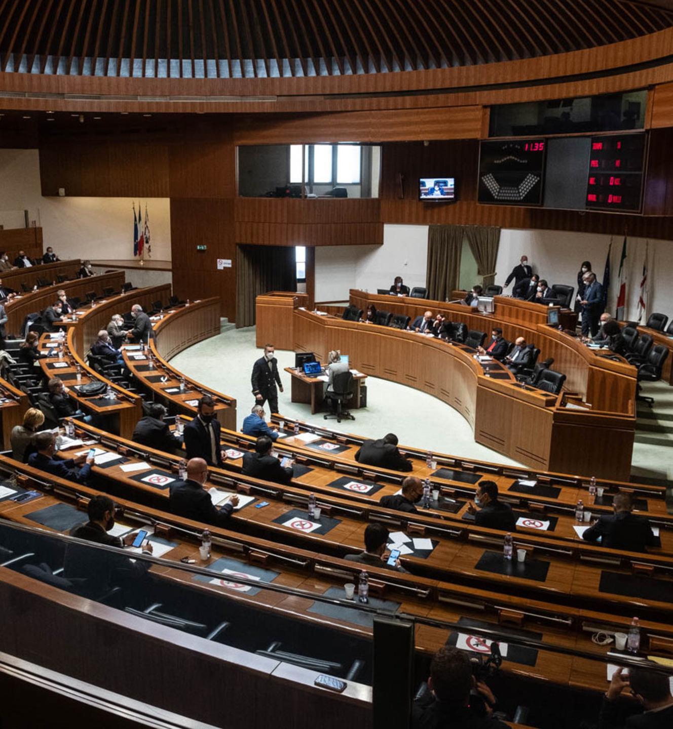 Costruzioni nell’agro Il “sì” del Consiglio poi tutti in vacanza 