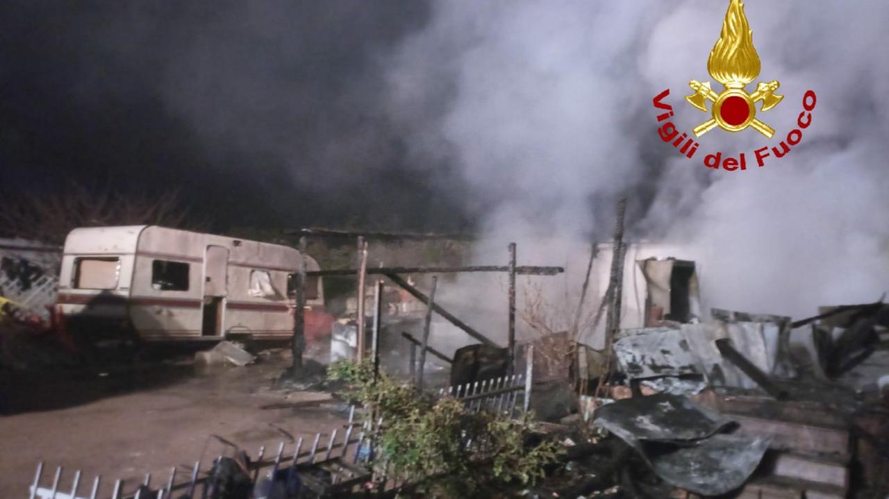 Incendio nel campo rom a Olbia, bruciati una roulotte e un capanno