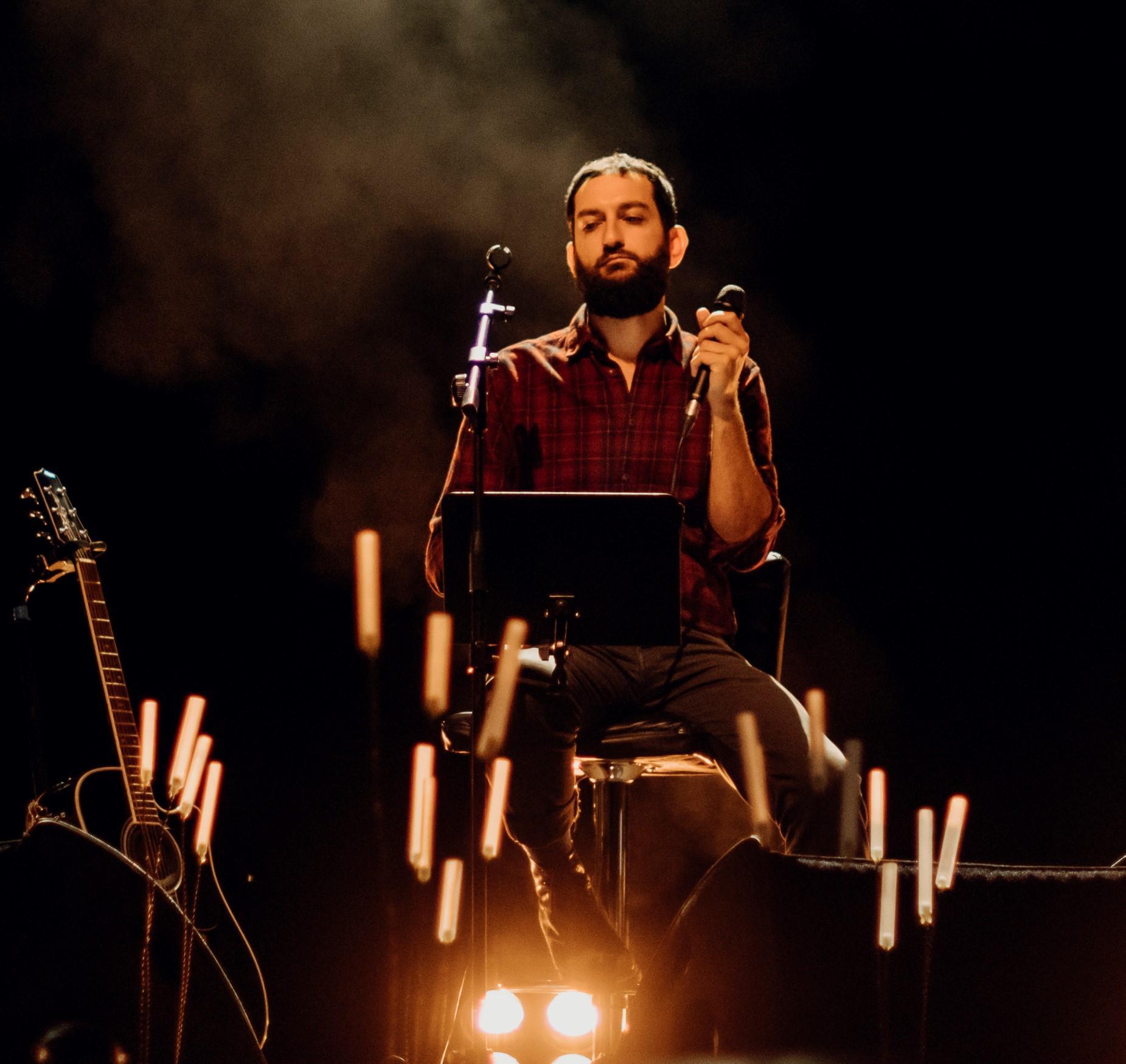 Canzoni e poesie azzerano le distanze: Brondi trasforma il tour in un album 