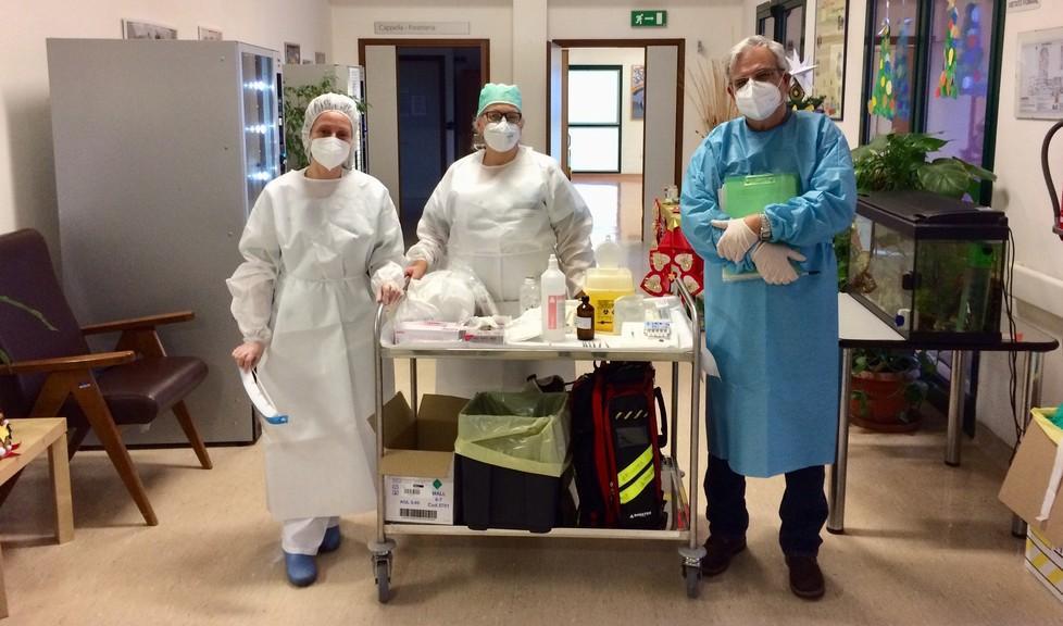 L'equipe di medici e infermieri che ha effettuato la vaccinazione nella Rsa Maffi di Cecina