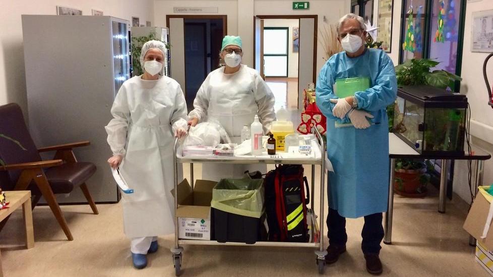 L'equipe di medici e infermieri che ha effettuato la vaccinazione nella Rsa Maffi di Cecina