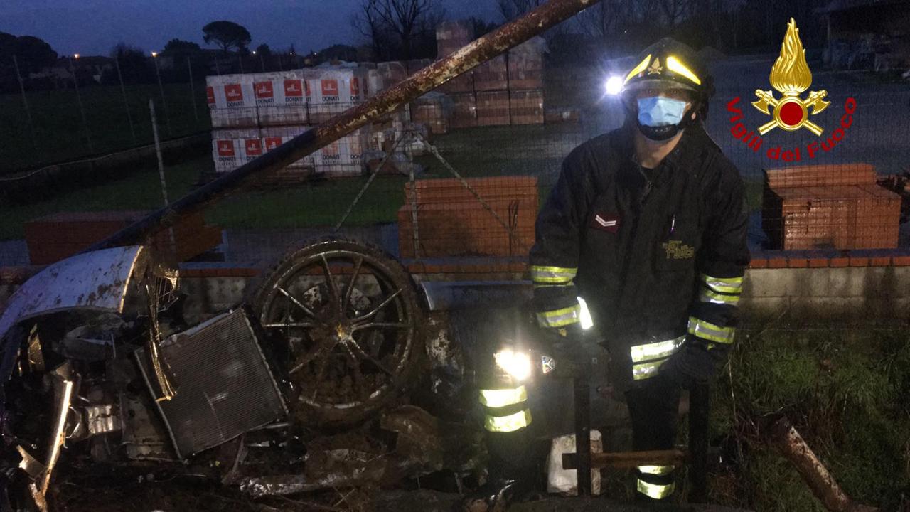 Auto rimane in bilico tra gli argini di un corso d'acqua