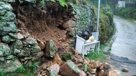 Calci, frana un muro dopo le piogge intense