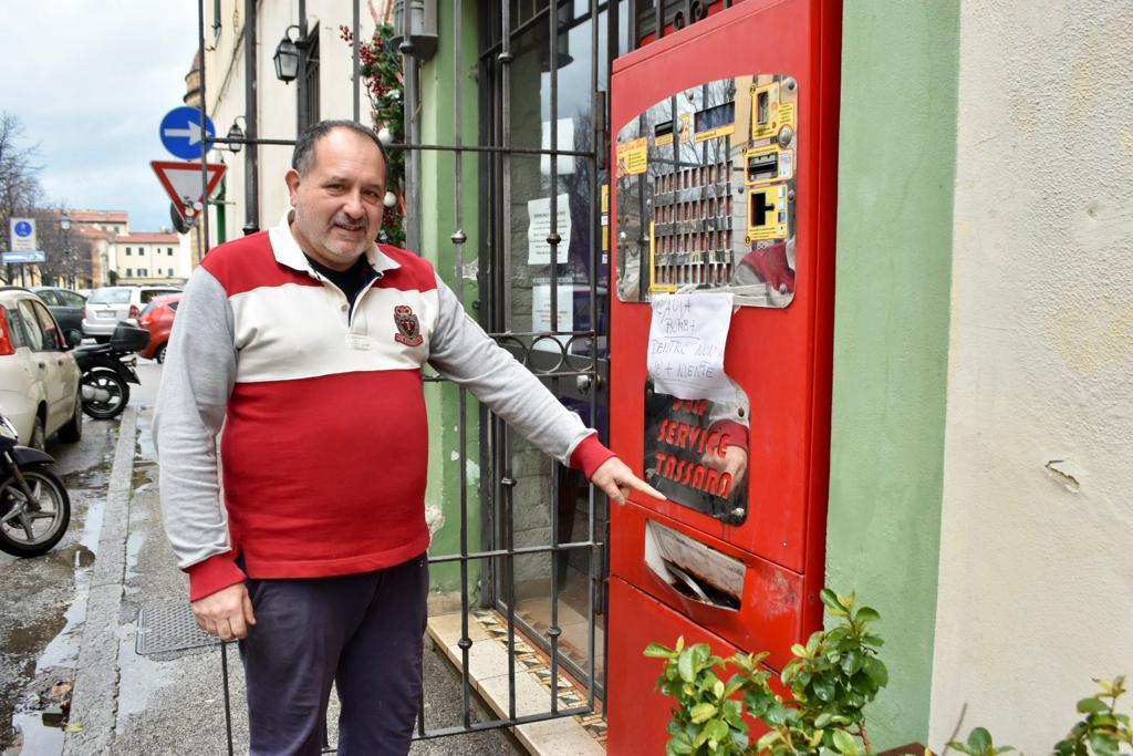 Il titolare del tabacchi, Fabrizio Tassara, mostra i danni (foto Michele Silvestri)