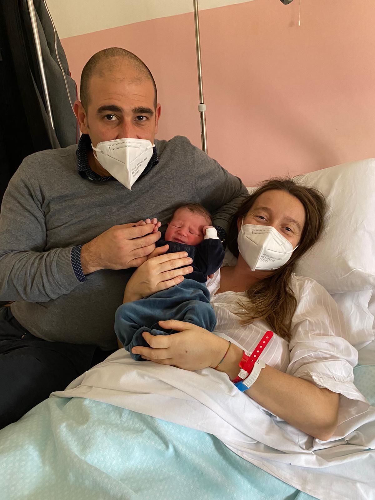 Jacopo con i suoi genitori, è nato 8 minuti prima della mezzanotte