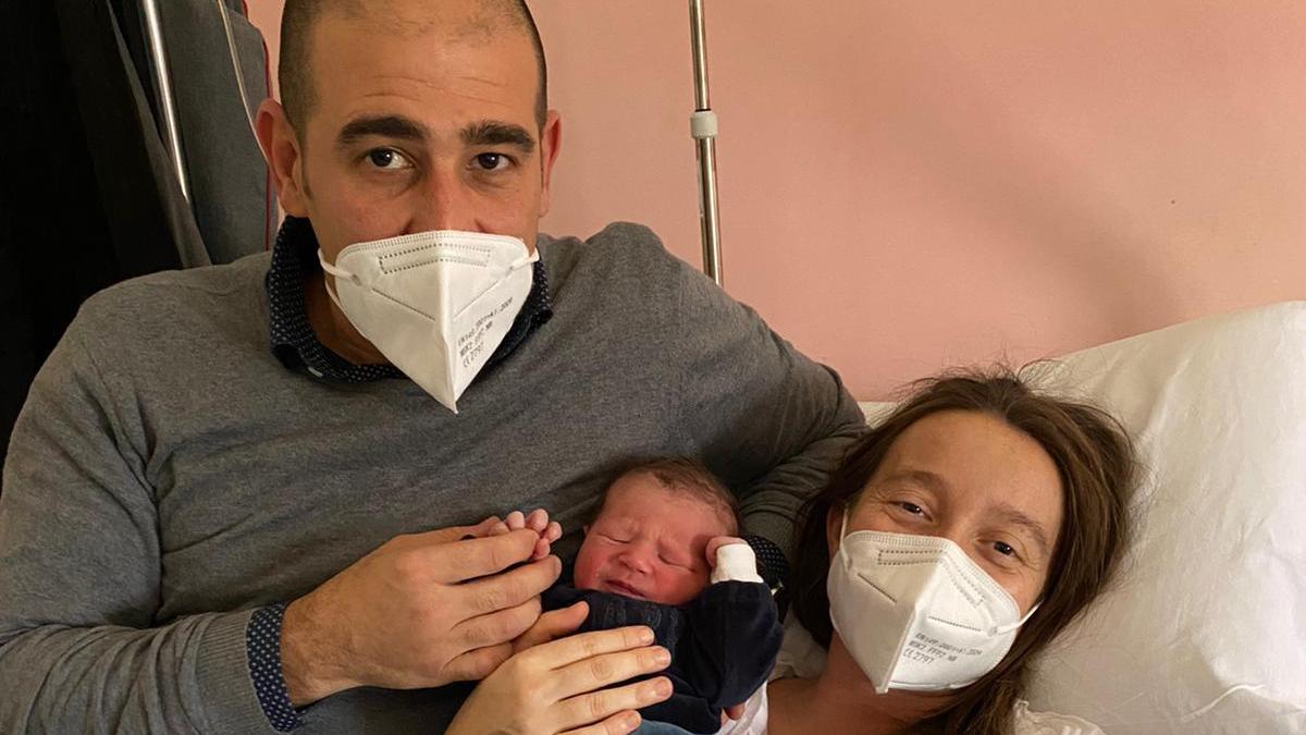 Jacopo con i suoi genitori, è nato 8 minuti prima della mezzanotte