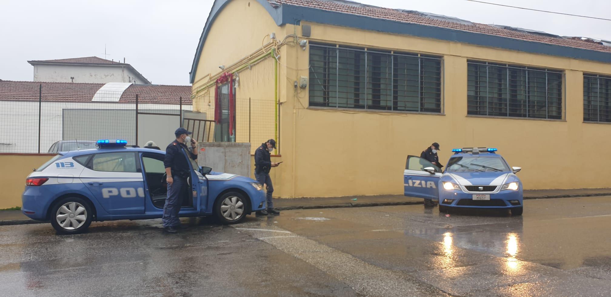La polizia fuori dal locale dove si svolgeva il cenone proibito