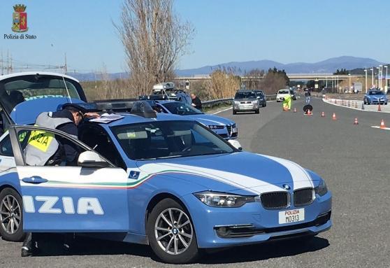 A 200 chilometri all'ora in autostrada su un Suv rubato, arrestati
