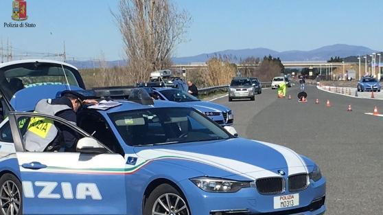 A 200 chilometri all'ora in autostrada su un Suv rubato, arrestati
