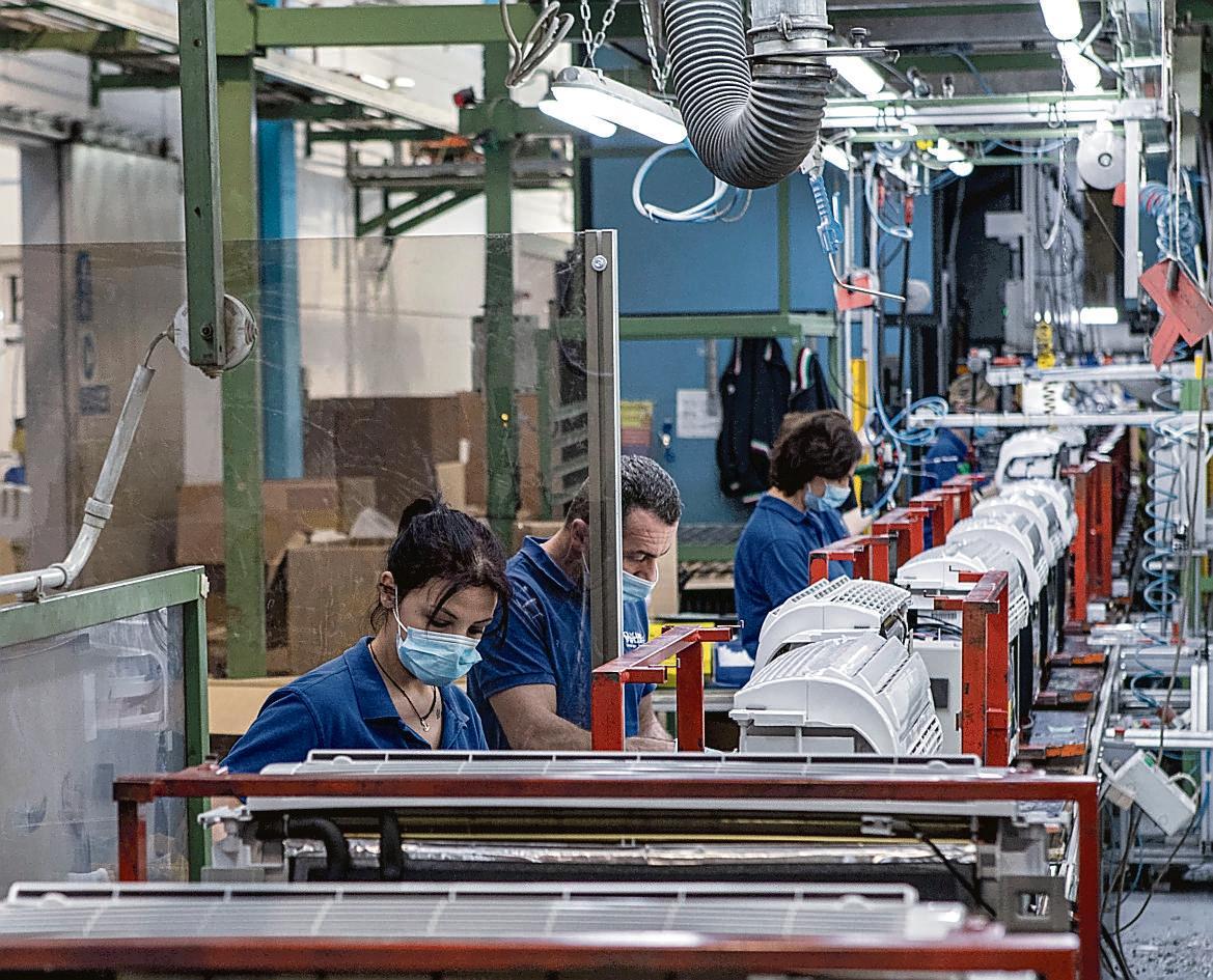 Operai al lavoro (foto archivio)