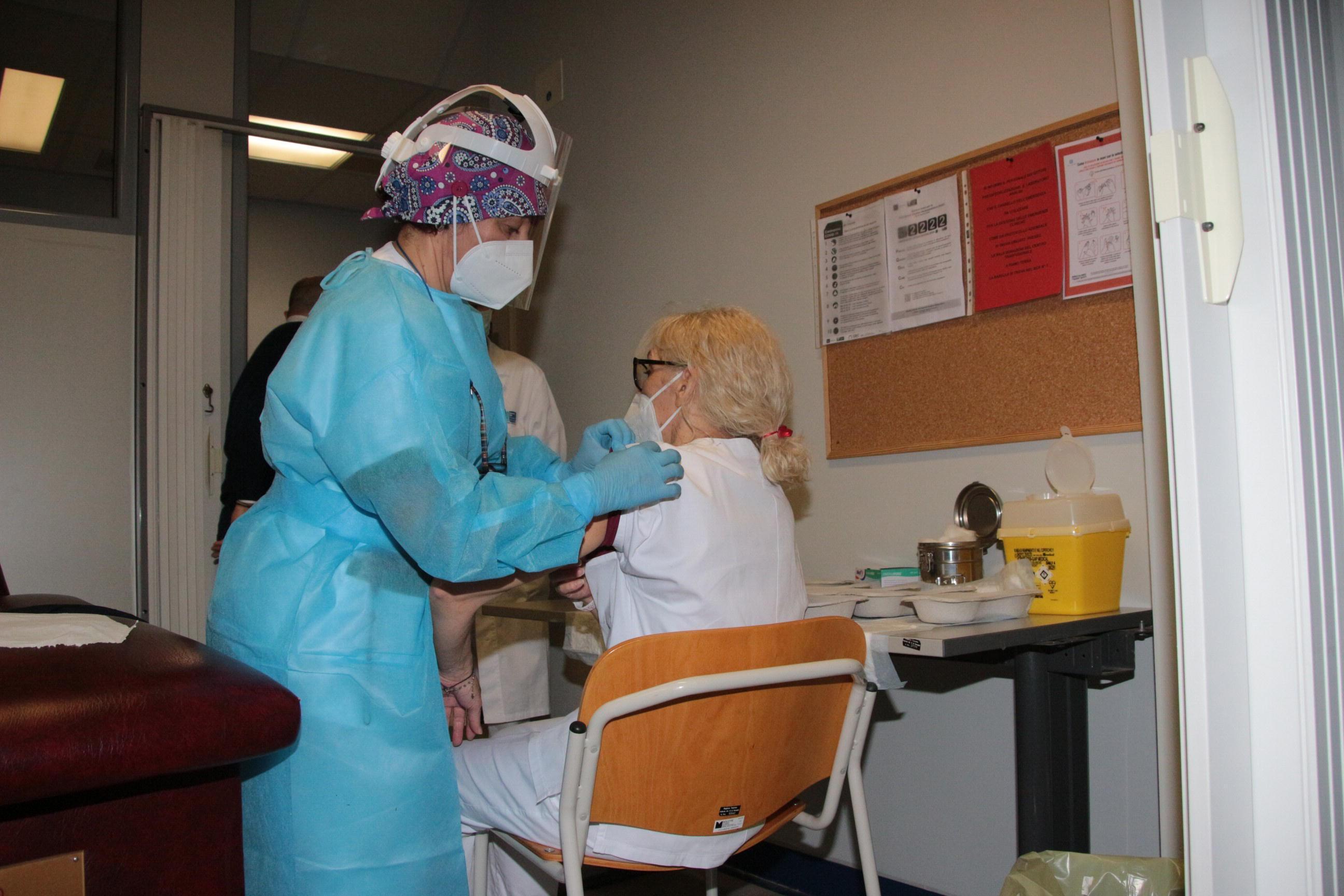 Partite le vaccinazioni anti-Covid al Versilia, la prima è un'infermiera - Video