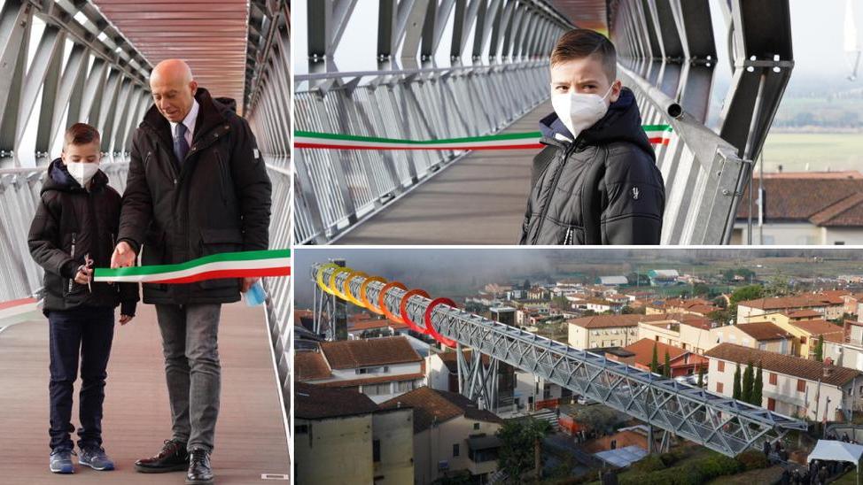 Sopra Francesco Chiarei taglia il nastro con Renzo Macelloni, a destra il bimbo sulla passerella e l’opera vista dall’alto (foto Franco Silvi)