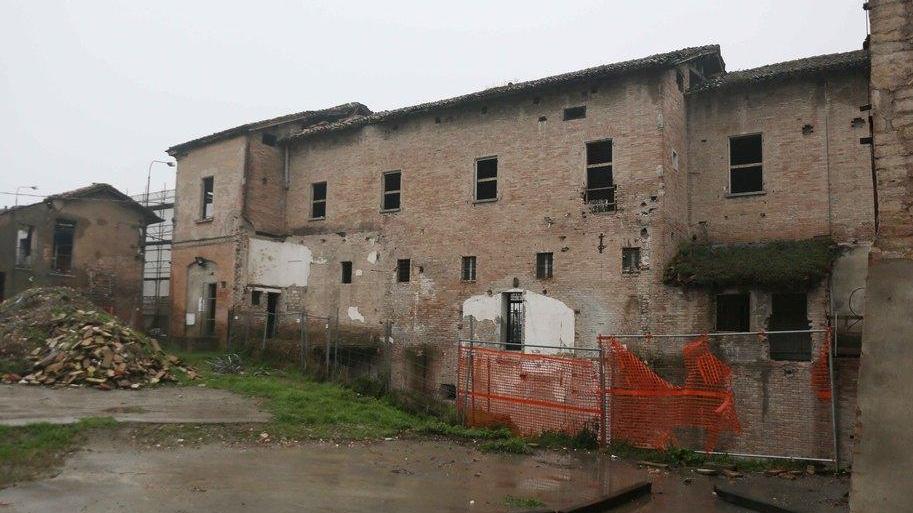 Reggio Emilia, l’antico mulino di Mancasale ora è un rudere pericolante