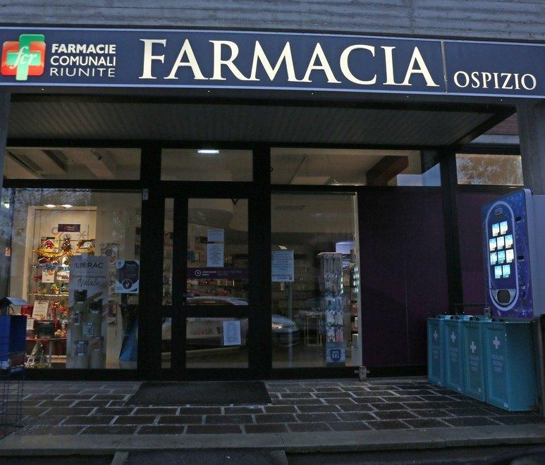 Reggio Emilia, armato di pistola rapina la farmacia di via Emilia Ospizio 