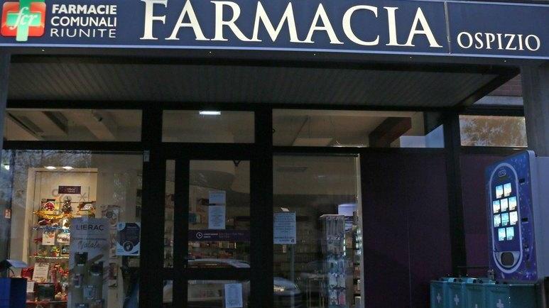 Reggio Emilia, armato di pistola rapina la farmacia di via Emilia Ospizio