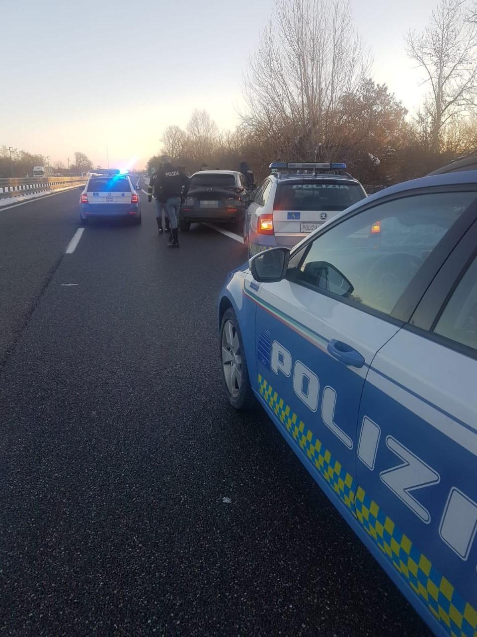 A duecento all’ora in autostrada a bordo di un Suv rubato, arrestati