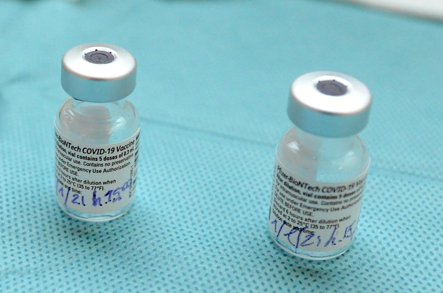 Vaccini: le prenotazioni superano le dosi, ma gli scettici restano. La Regione: non possiamo costringere 