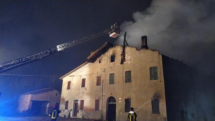 Dosso, casolare in fiamme: vigili del fuoco al lavoro tutta la notte