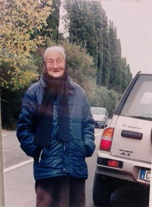 Nonna Ilia si è vaccinata, un esempio a 102 anni: «Entusiasta di poter combattere il Covid» 