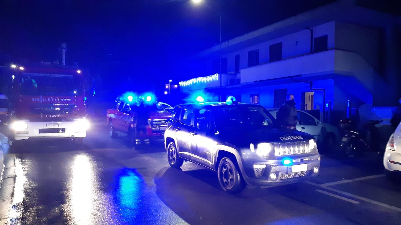Lo spiegamento di forze davanti all'abitazione dell'arrestato
