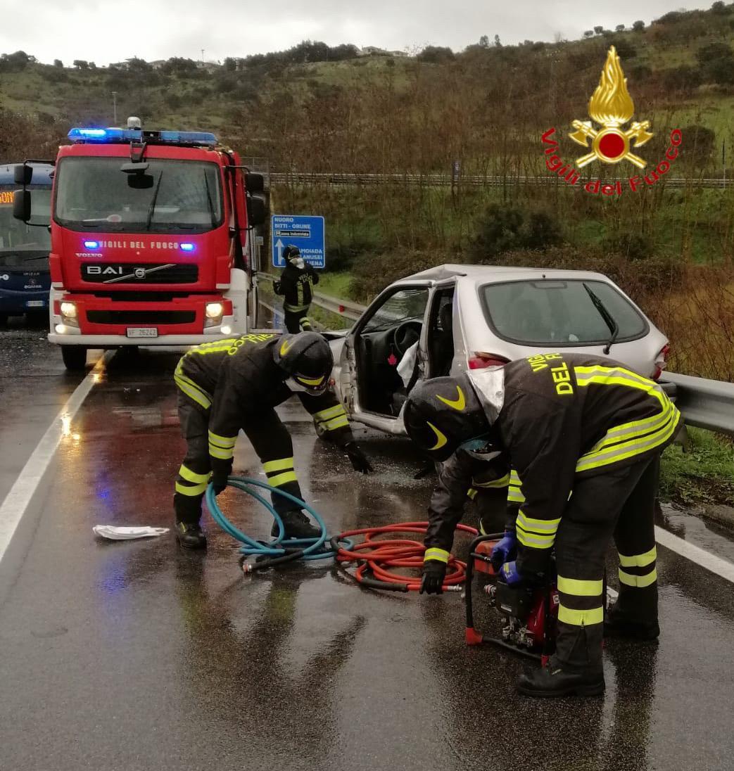 Auto contro pullman sulla 131 Dcn, due persone ferite