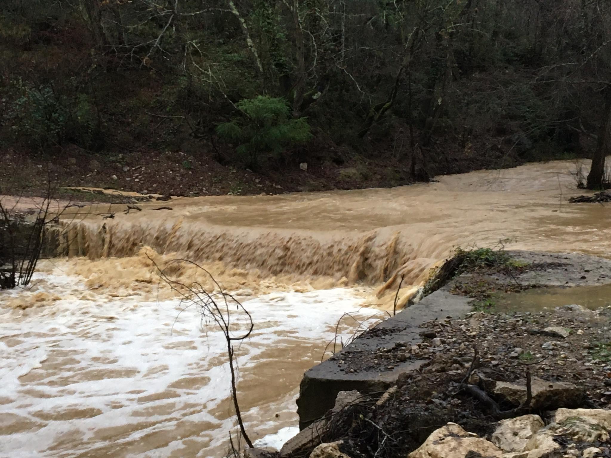 Il passo del Molino Onteo invaso dall'Elsa in piena