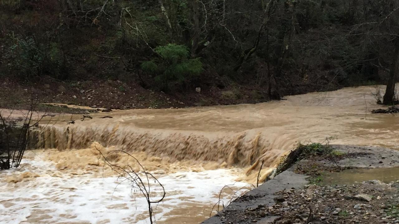 Il passo del Molino Onteo invaso dall'Elsa in piena