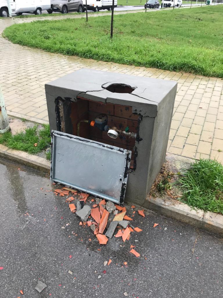Il contatore spaccato dai vandali